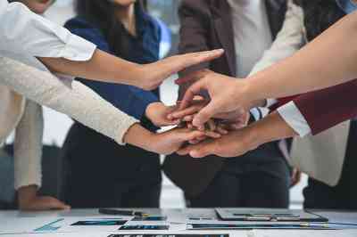 Menschen reichen sich die Hände - © Crystal - stock.adobe.com
